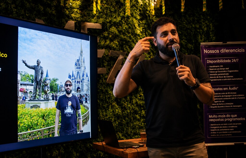 Luís Guilherme Melo palestrando sobre inteligência artificial